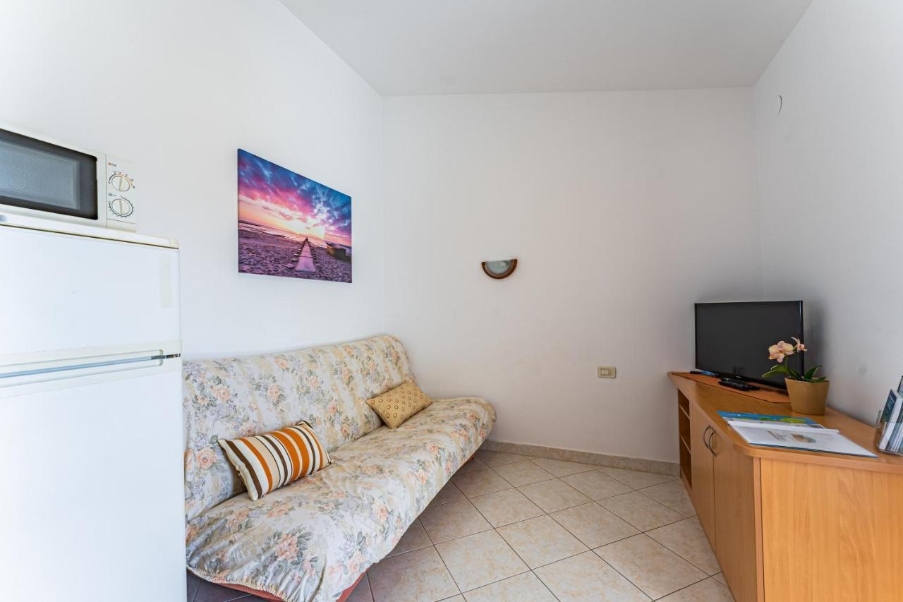 Apartmani Mirela 班约勒 外观 照片