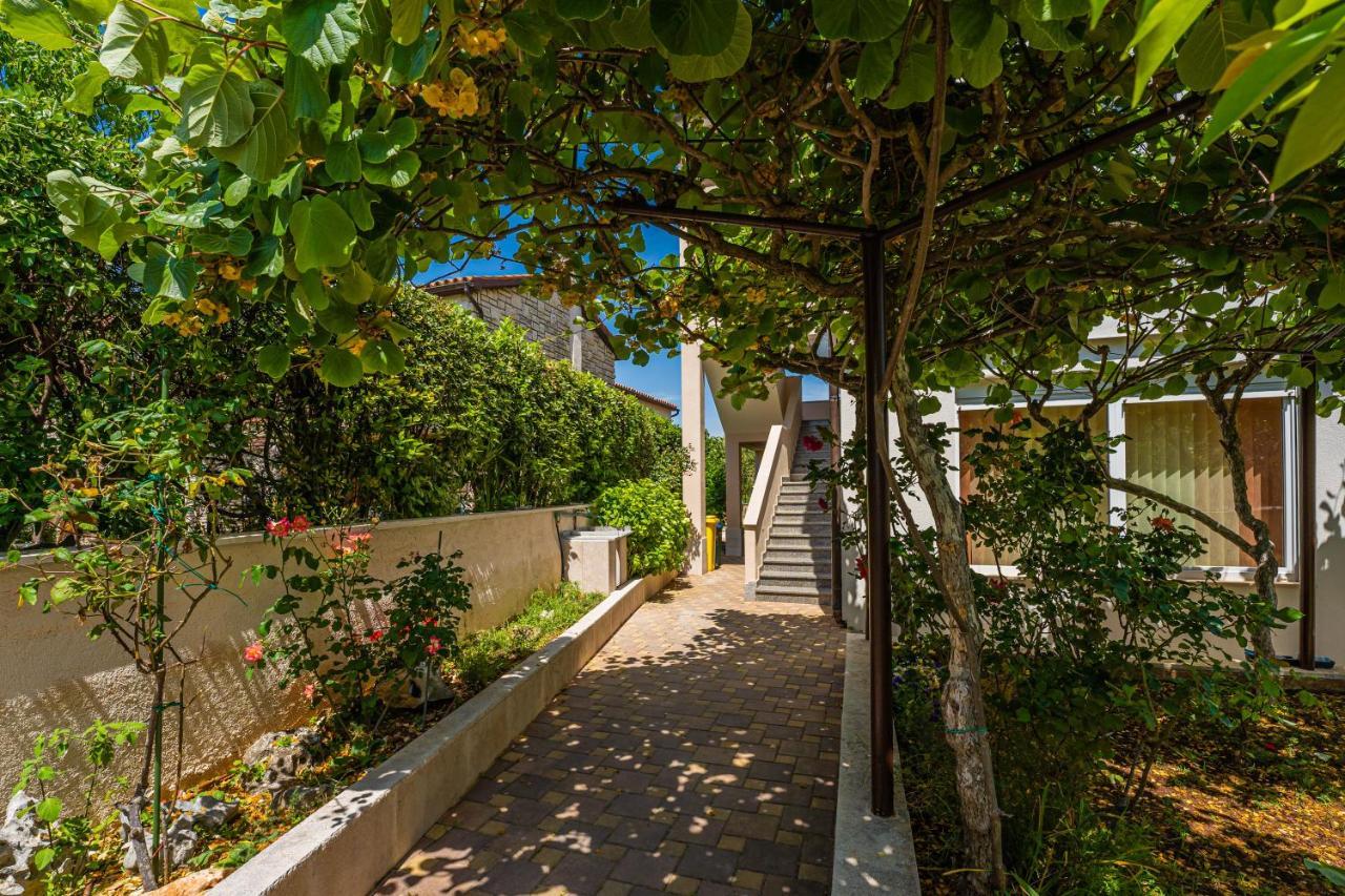 Apartmani Mirela 班约勒 外观 照片
